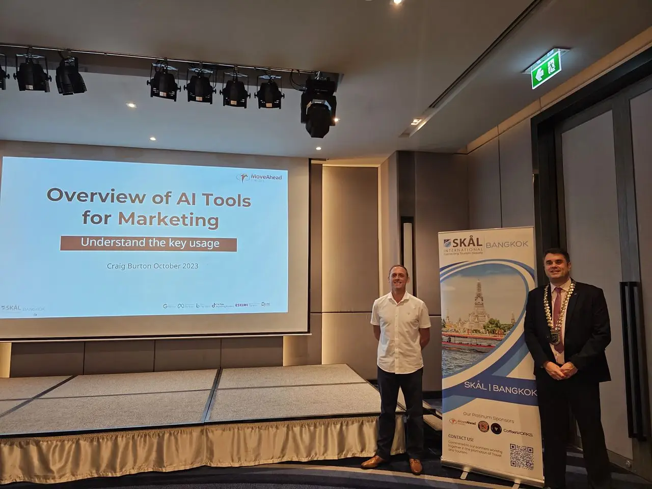 Craig Burton presenting on AI in local marketing at Skål Bangkok